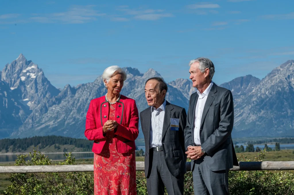 欧州中央銀行（ECB）のクリスティーヌ・ラガルド総裁、日本銀行の植田和男総裁、そして米連邦準備制度理事会（FRB）のジェローム・パウエル議長（左から順に）
