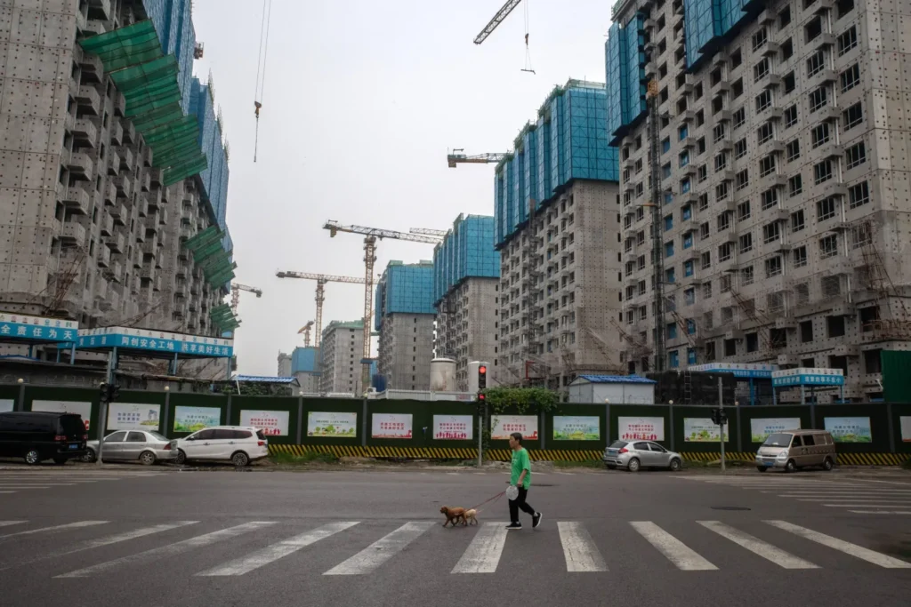 恒大崩壊後の中国不動産大激震!市場復活のカギとは?【feat. 恒大, 不動産バブル, 経済危機, 政策転換, 中国経済】 15 GettyImages 1591579354 e1692251253148.jpg